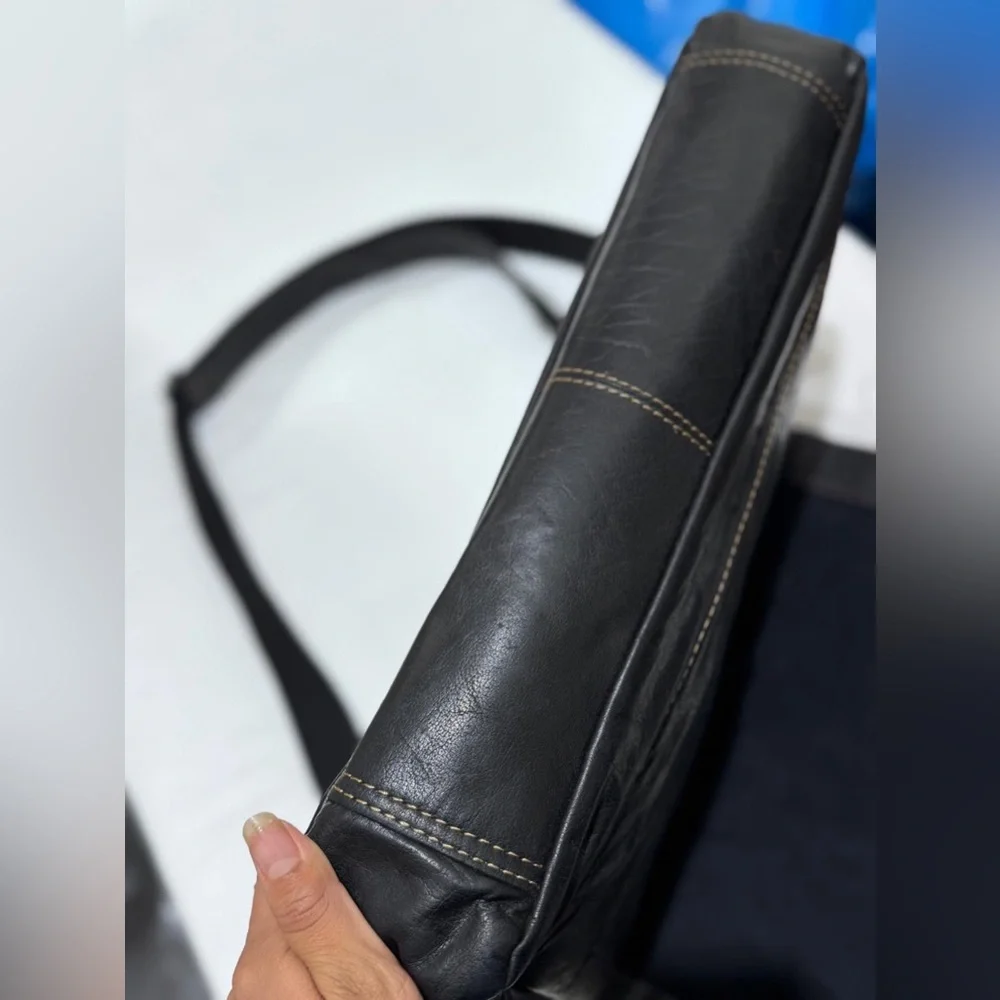 JACK GEORGES Sleek Black Leather Messenger Bag for Men